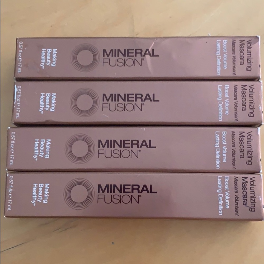 Mineral fusion volumizing mascara, Jet